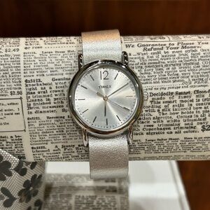 Ladie’s Timex Minimalist Silver-toned Watch With Metallic Silver Leather Band